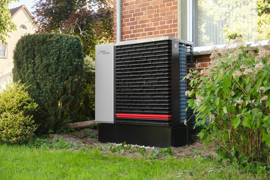 Moderne Wärmepumpe an einem Wohnhaus als Symbol für aktuelle Heiztechnik