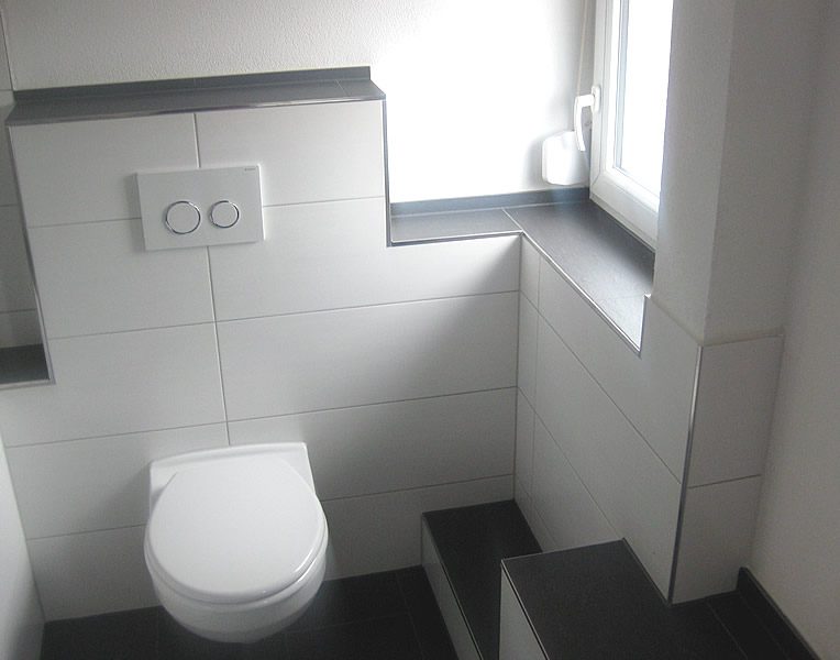 Modernes Bad mit wandhängendem WC nach dem Umbau