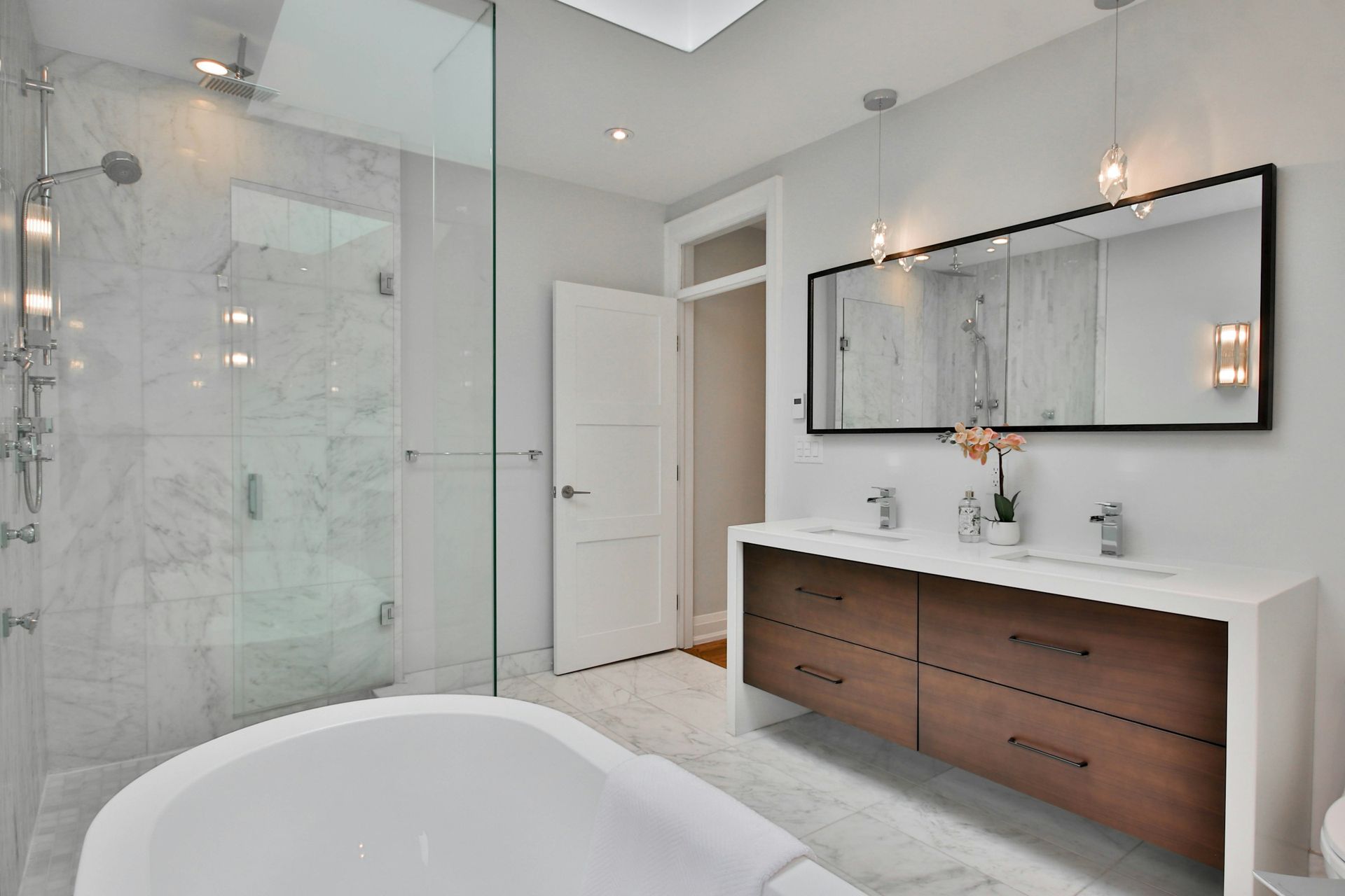 Helles, modernes Bad mit freistehender Wanne und bodengleicher Dusche