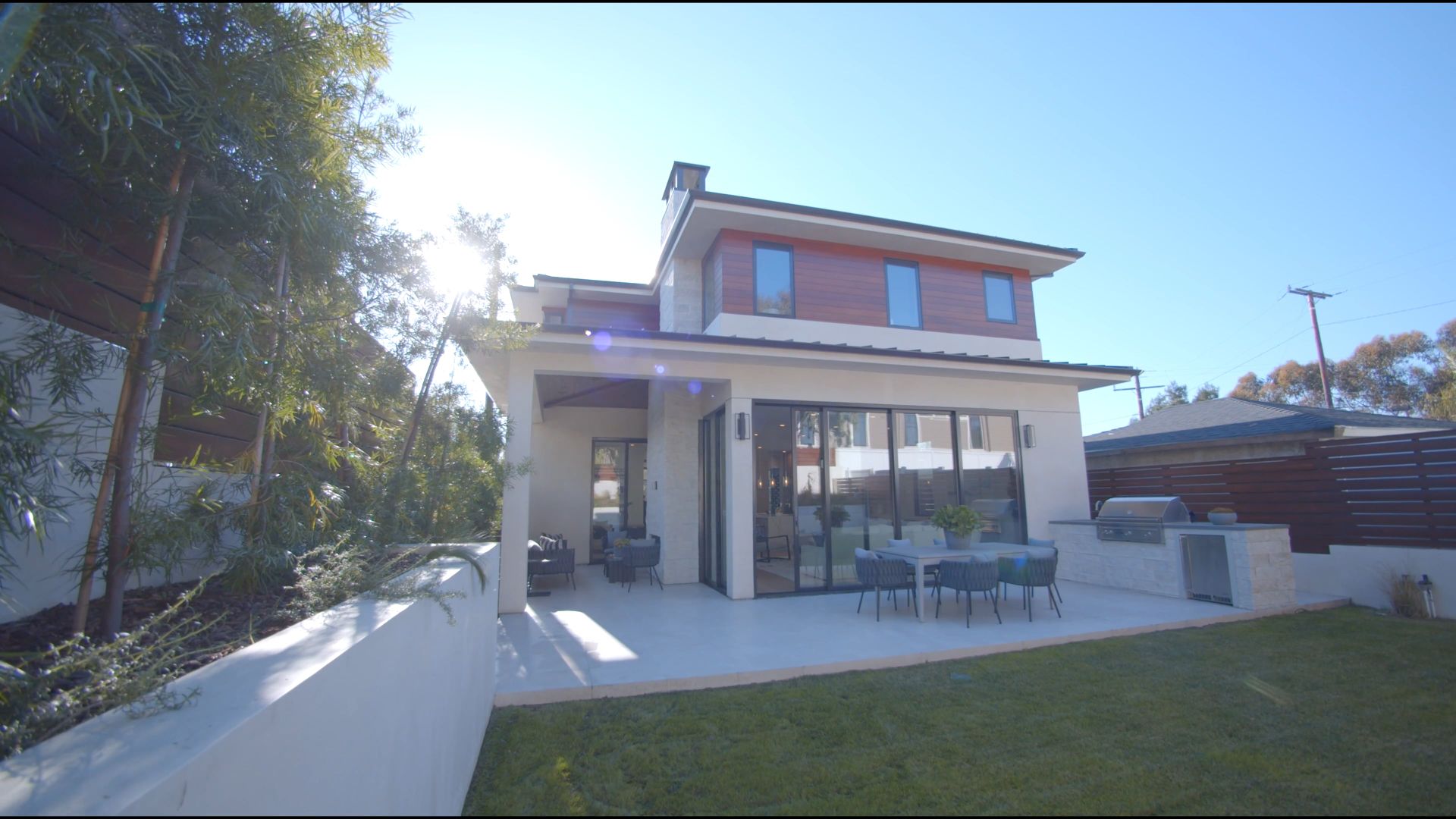 Modernes Wohnhaus mit Terrasse in der Abenddämmerung