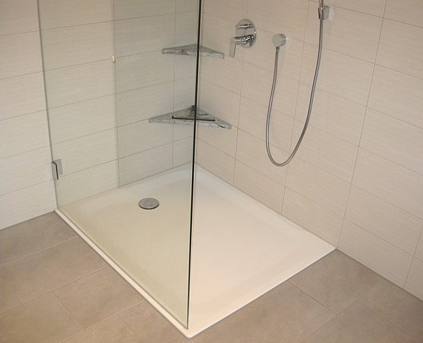 Bodengleiche Dusche in einem modern gefliesten Bad
