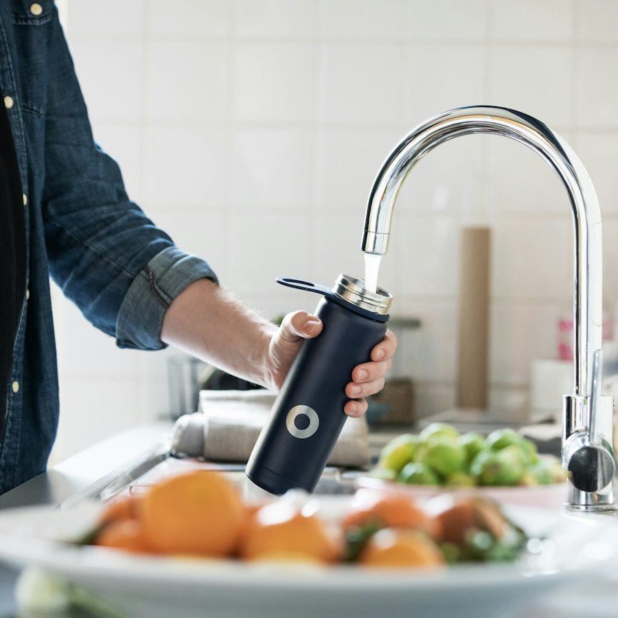 Hand hält eine moderne Edelstaharmatur