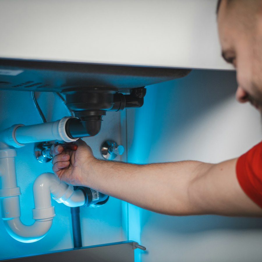 Handwerker installiert eine Rohrleitung in einer Wand