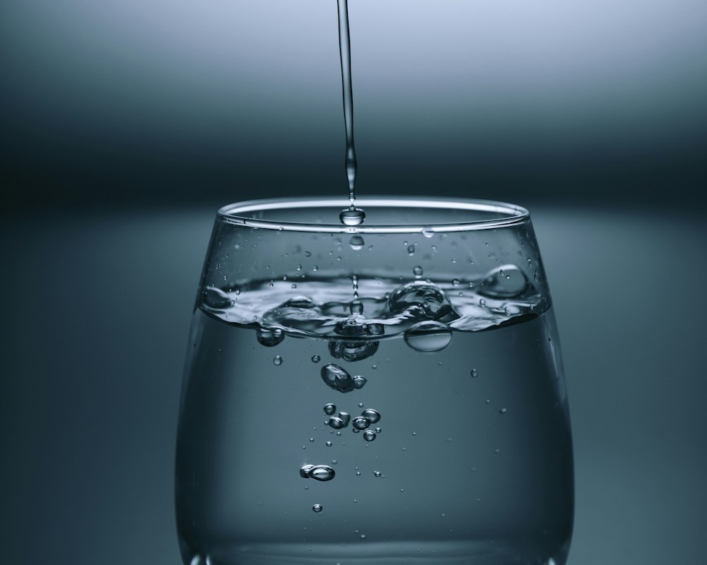 Klares Trinkwasser fließt in ein Glas