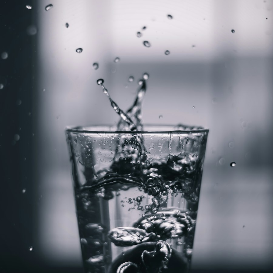 Klares Wasser wird in ein Trinkglas gegossen