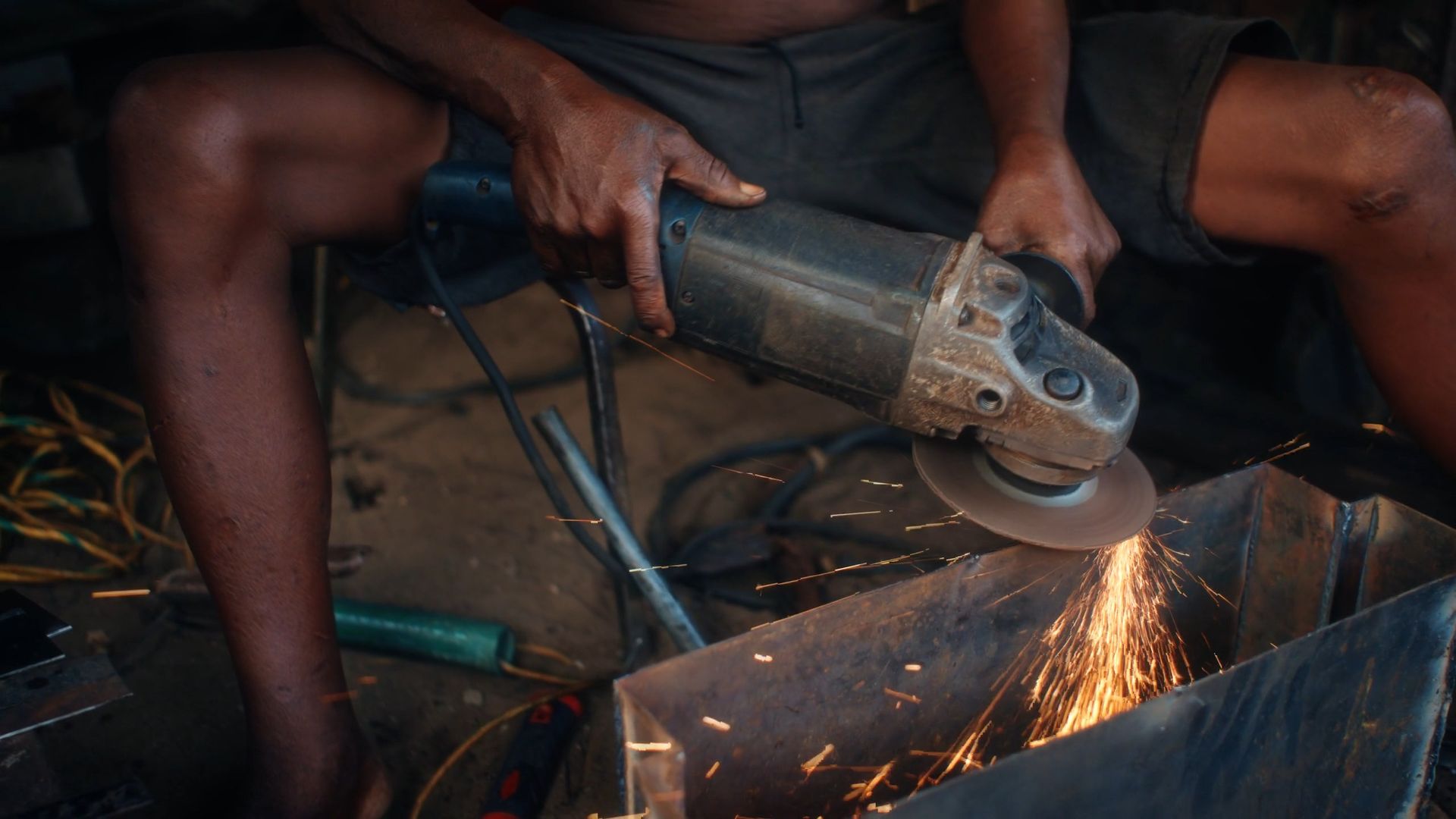 Handwerker bei der Metallbearbeitung in der Werkstatt