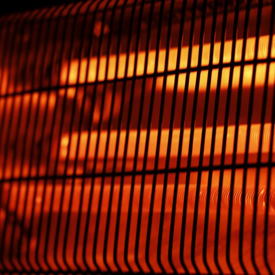 Nahaufnahme eines glühenden Heizelements in dunkler Umgebung