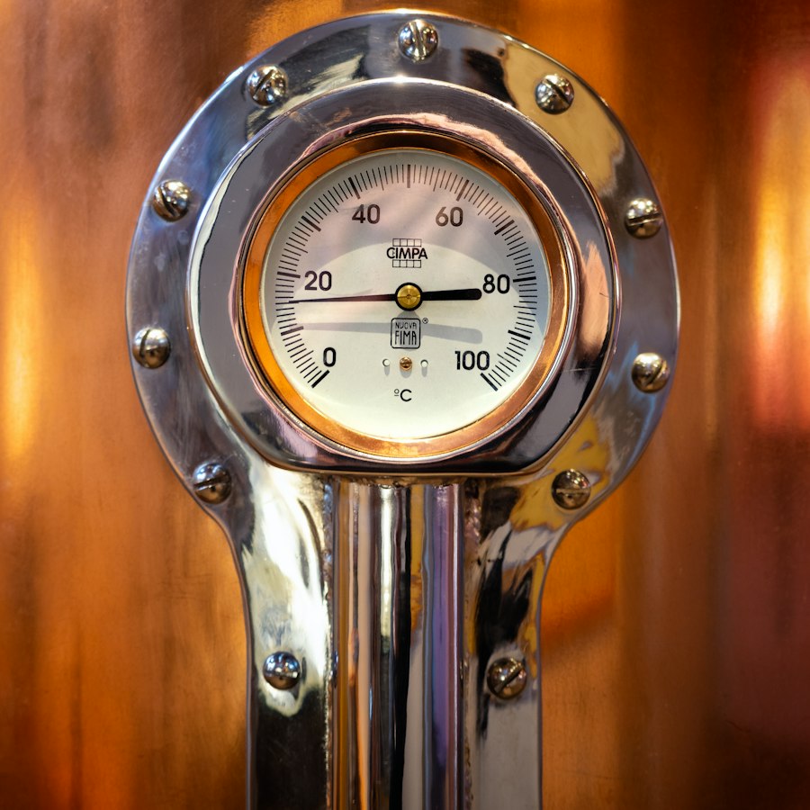 Nahaufnahme eines Manometers an einer Heizungsanlage
