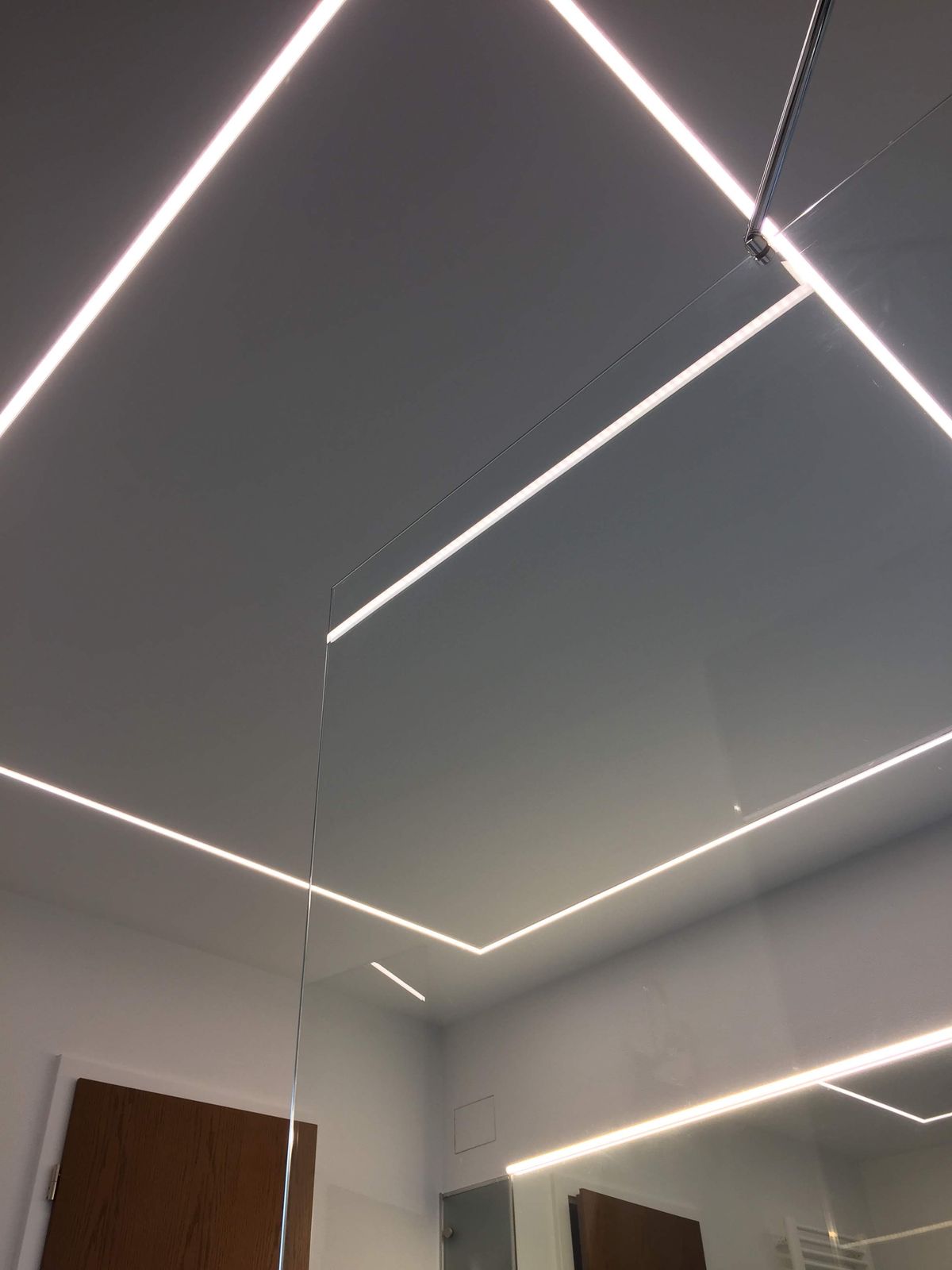 Abgehängte Badezimmerdecke mit umlaufend eingelassenem LED-Lichtband