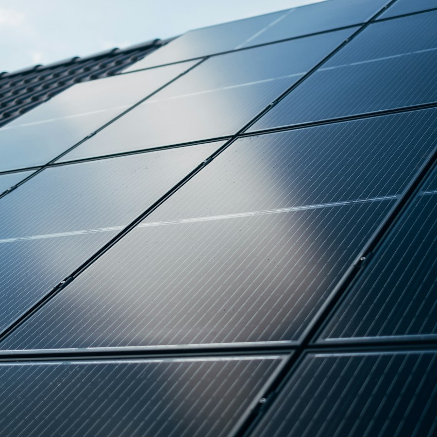 Solarmodul auf einem Gebäudedach im Detail