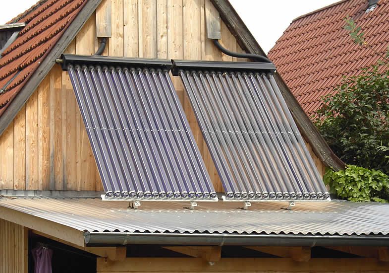 Solarthermie-Röhrenkollektoren auf einem Hausdach