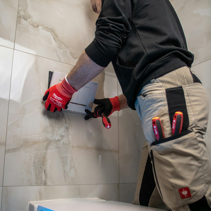 Techniker bei der Störungssuche an einer Sanitärinstallation