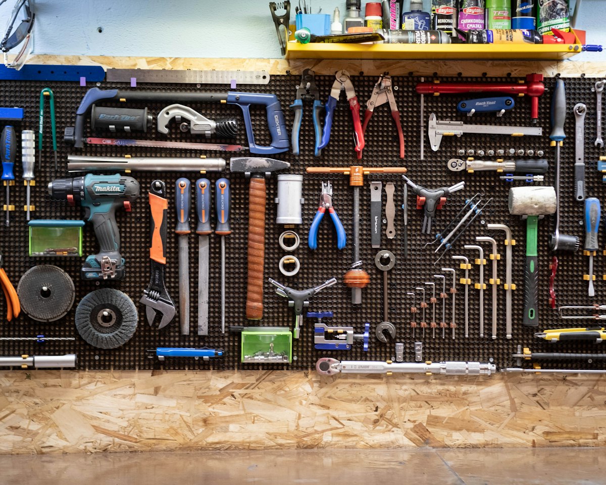 Werkstatt eines Handwerksbetriebs mit Werkzeugwand und Werkbank
